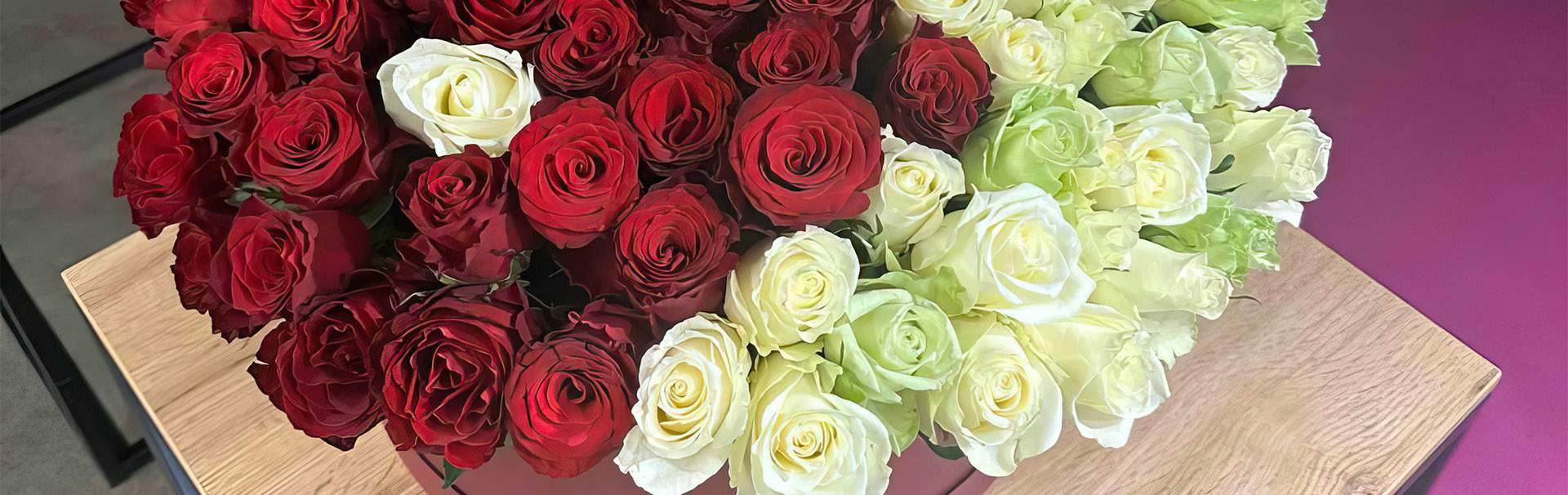 розы в шляпных коробках, красные, белые, Джумилия