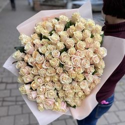 букет кремових троянд в Івано-Франківську