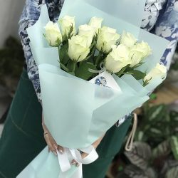 букет з 11 білих троянд фото