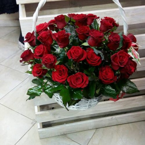 Фото товару 51 червона троянда у білому кошику