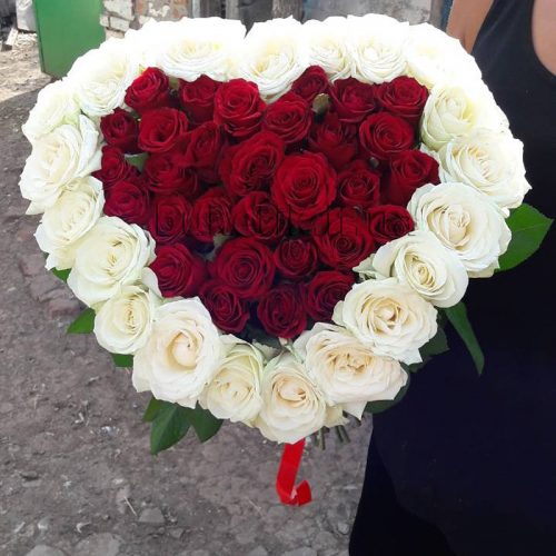 Фото товару 51 троянда серцем із білим обідком