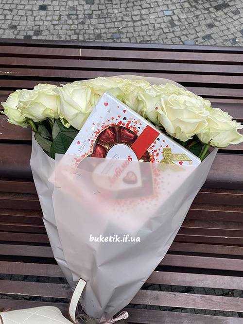 букет білих троянд і коробка цукерок в Івано-Франківську фото