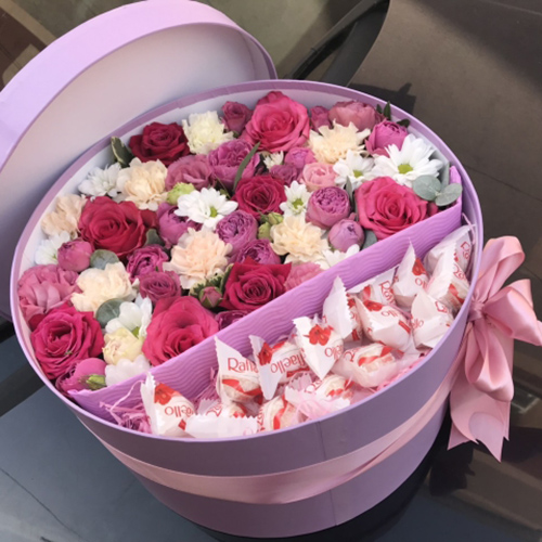 квіти та цукерки в капелюшній коробці фото