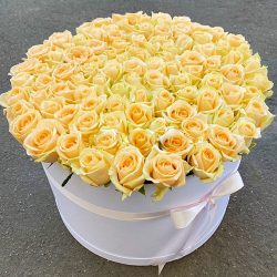 товар 101 кремова троянда в капелюшній коробці