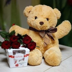 Фото товару Ведмедик із трояндами та «Raffaello»