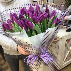букет 25 фіолетових тюльпанів