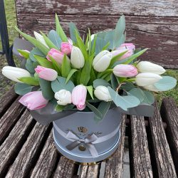 букет Капелюшна коробка "Весняна" (25 тюльпанів)
