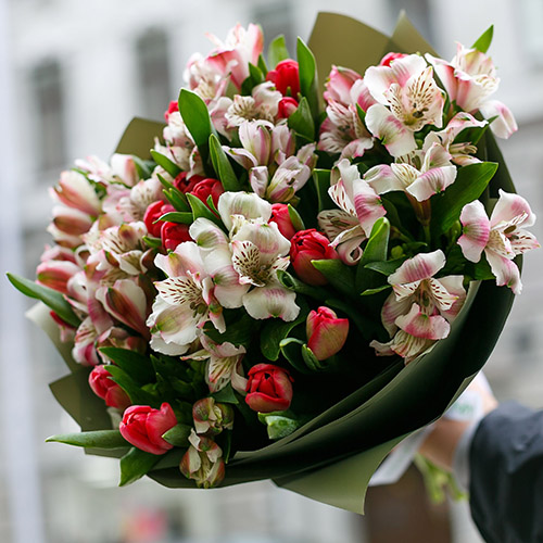 Букет "Ніжна весна" тюльпани, альстромерії