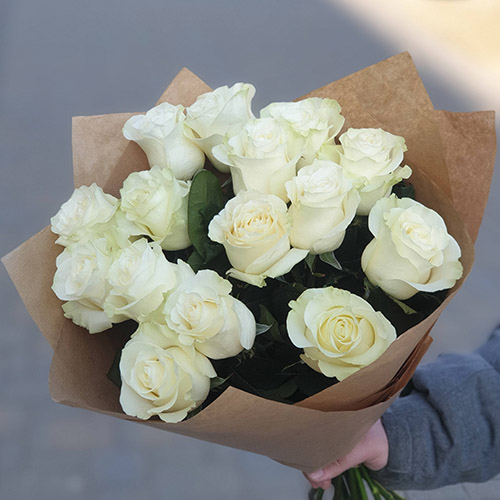 15 білих троянд фото