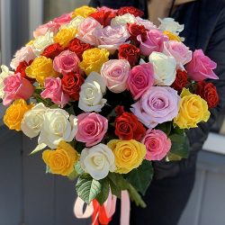 фото букета 51 різнобарвна троянда
