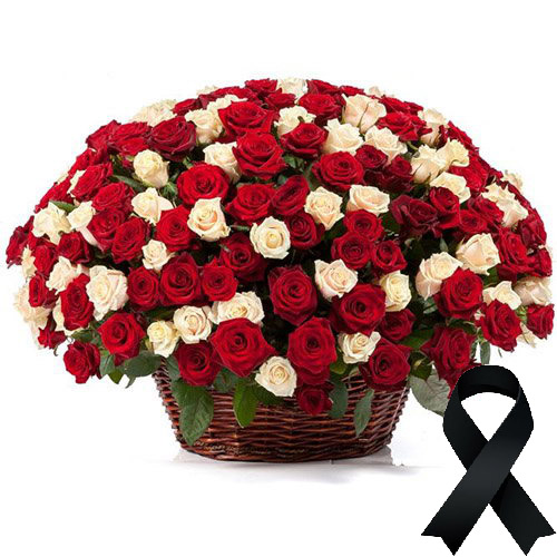 Фото товару 100 червоно-білих троянд у кошику
