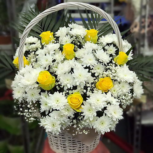 Фото товару Кошик "Білі хризантеми, жовті троянди"