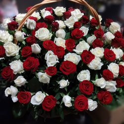 Фото товару Кошик червоних і білих троянд