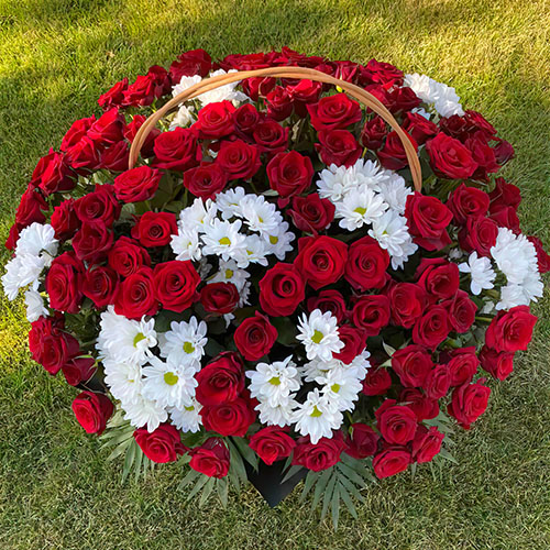 білі хризантеми та червоні троянди в кошику фото жалобного букета