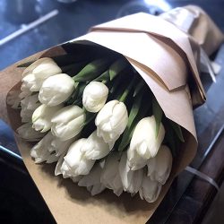 букет з 21 білого тюльпана фото