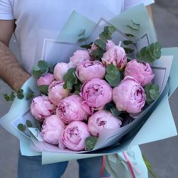 Фото товару 15 светло-розовых пионов с зеленью