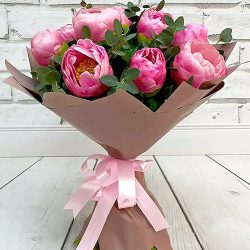 Фото товару 9 розовых пионов с зеленью в крафт
