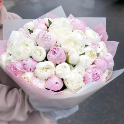 Фото товару 45 белых и розовых пионов