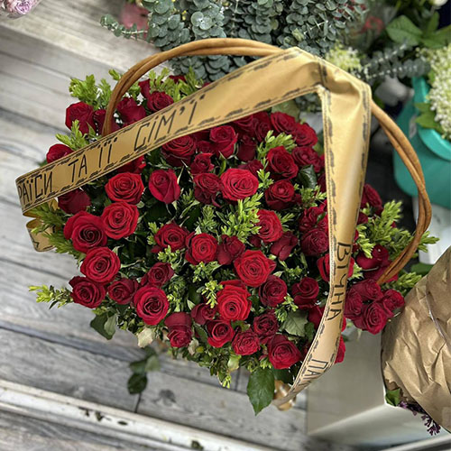 фото товару 70 червоних троянд у кошику на похорон