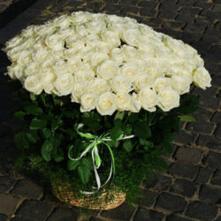 Фото товару 101 белая роза в корзине
